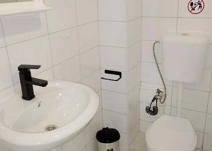 Guesthouse1 Karma369 Hostal